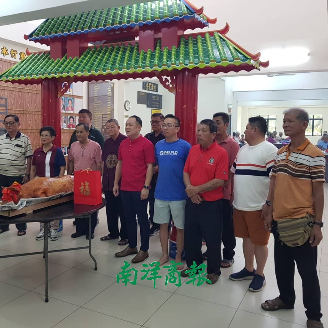 安顺建造行庆祝元宵节祭典,左起张生安,苏翠兰,潘永泉,林重钦,陈瑞龙及伍仕华(右3)。