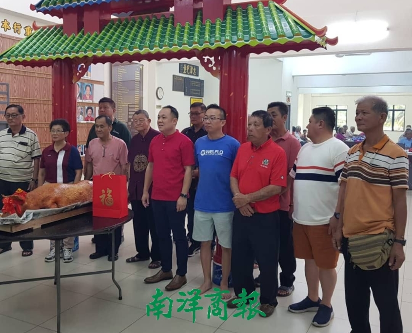 安顺建造行庆祝元宵节祭典,左起张生安,苏翠兰,潘永泉,林重钦,陈瑞龙及伍仕华(右3)。